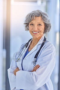 来保护你健康快乐 一个成熟的医生站在医院里的肖像 (笑声)图片
