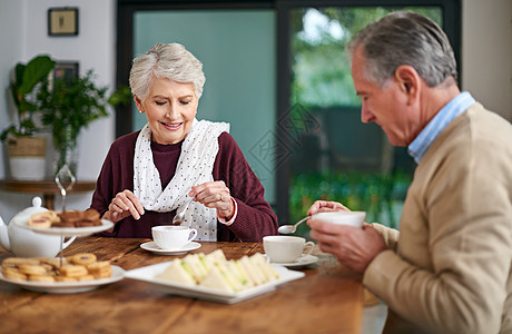 我们为约会安排时间 即使在家里 一家老年夫妇在家吃午饭图片