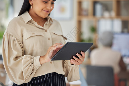 在办公室 商业和广告公司或创意战略规划中使用数字平板电脑的女性 忙于网络营销 研发或设计的快乐营销机构女孩图片
