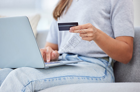一位女士在家中使用笔记本电脑和信用卡进行银行业务 支付和在线购物 休闲女性在网络或互联网或带有电子商务应用程序的网站上购买 购买图片