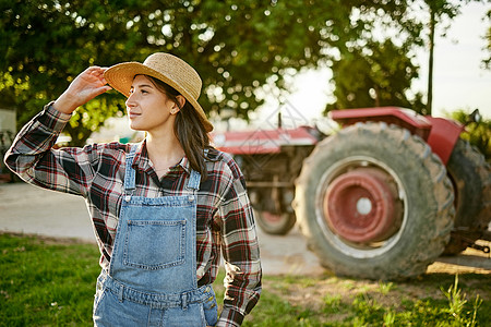农场 拖拉机和戴帽子的女人在大自然或田间种植食物 水果和蔬菜 农业和自然环境 农民在夏日阳光下收获图片