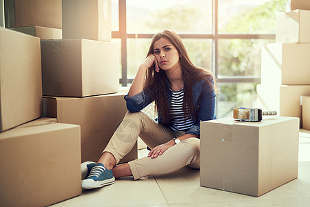 我能住在我的新家吗? 搬家时 一个年轻女人的包装盒的肖像 (笑声)图片