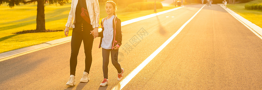 妈妈陪孩子上学 妈妈支持并激励学生 小女孩不想离开她的妈妈 害怕小学 沟通问题 对父母的依恋图片