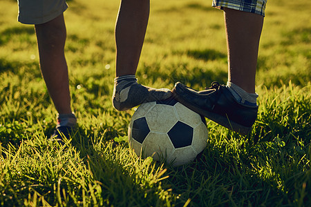准备开球了 两个孩子一起站在足球场上 在外边的球场上图片