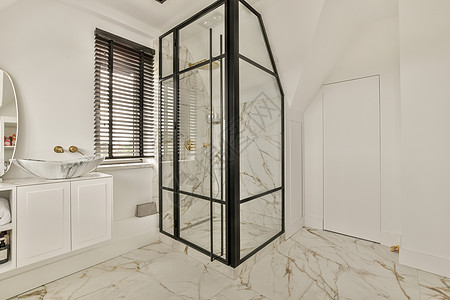 现代洗手间内部轻光住宅房间陶瓷制品窗户奢华反射灰色房子公寓图片