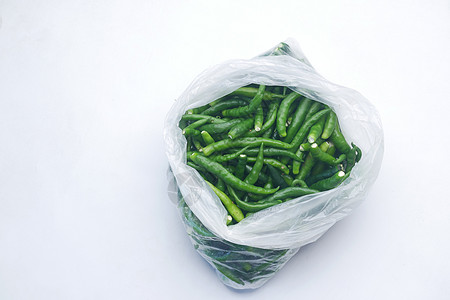 在白色的塑料袋里 紧贴着绿色辣椒香肠胡椒图片