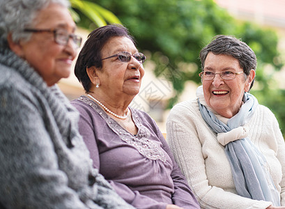 坐在公园长椅上 微笑着的好朋友们一起享受退休快乐的年长妇女们花园朋友们喜悦皱纹老年生活祖母友谊奶奶幸福图片