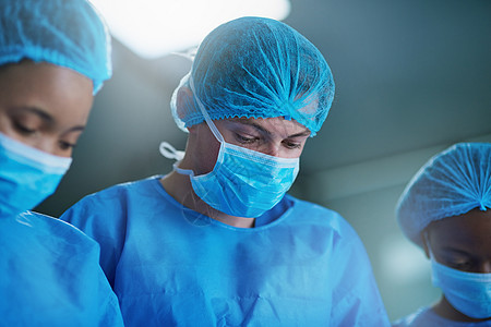 精神精确度和集中度至关重要 一组外科医生在手术室里进行医疗治疗程序图片