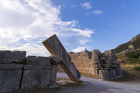 阿卡迪安城门的废墟 和古代弥赛尼附近的墙壁纪念碑历史性文化岩石旅游考古学建筑学天空访问石头图片