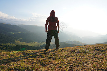 山边那人欣赏这景色的风景全景旅行享受天空动作男人爬坡远足者游客森林图片