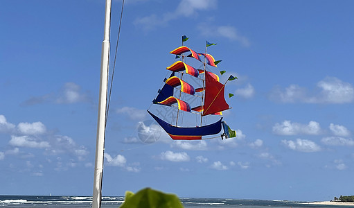 蓝天空和云彩飞轮 彩虹彩彩色海风扇苍蝇玩具冲浪细绳自由发射跑步飞行活动旗帜喜悦图片