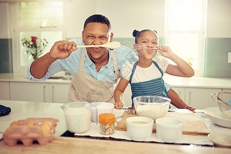 饭菜背景食物 烹饪和家庭与快乐的黑人父亲和女儿在厨房里亲密和愚蠢 单亲父母教他的孩子如何准备健康和营养的饭菜 在家里玩得开心背景