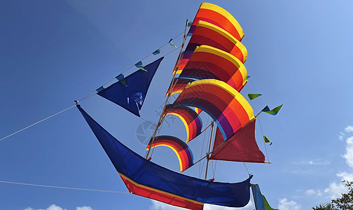 蓝天空和云彩飞轮 彩虹彩彩色海风扇苍蝇绳索爱好血管护卫舰历史活动冲浪飞船自由帆布图片