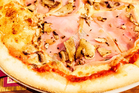 意大利比萨店的传统意大利比萨 美食旅行体验奢华午餐石头香肠餐厅食谱菜单服务乡村披萨图片