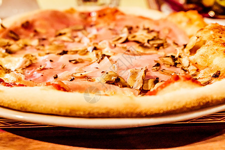 意大利比萨店的传统意大利比萨 美食旅行体验乡村旅游香肠奢华午餐服务菜单餐厅石头披萨图片