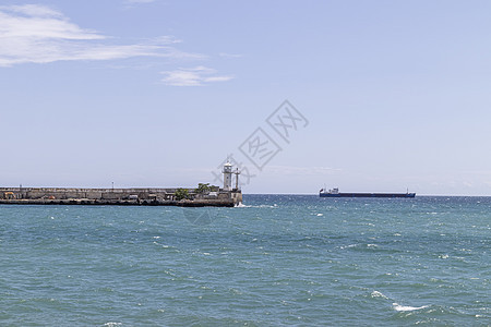 码头和货轮上的灯塔图片