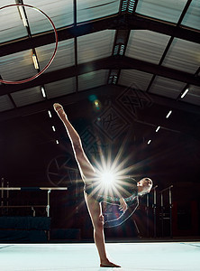 女子 艺术舞台和体操平衡和竞技锻炼工作室的身体表演 杂技运动员和舞蹈女郎在耀斑光效应面前伸展双腿的呼拉环圈背景图片