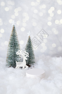 在雪中用于化妆品的粉末或垫上摩卡加 在bokeh背景垂直格式上树为圣诞树场景广告讲台雪花推介会商业新年陈列柜庆典星星图片