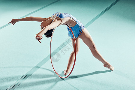 体操表演的女运动员 表演和平衡环 健身女孩为杂技演员做艺术姿势和伸展运动 年轻漂亮的运动员在健身房呼啦圈和灵活的身体图片