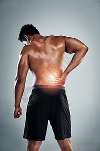 如果你太重的话 背部会受伤的 一名运动青年在灰色背景下将他的背挡在痛楚中后脑勺上的回视镜头图片