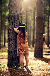 不管准备与否 我来了 小女孩玩捉迷藏 在树林里找寻而身穿红印地安人图片