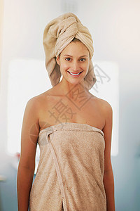 洗完澡后 一个女人用毛巾裹着的肖像开始裸露图片
