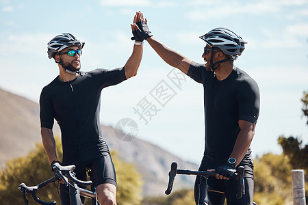 高五 获胜者和骑自行车的自行车队在大自然中一起享受户外骑行的乐趣 在环境中锻炼和训练后 快乐 兴奋和健康的男性自行车骑手休息图片