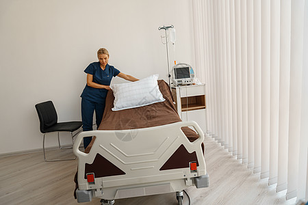 医疗护士 为医院病房床准备枕头和毯子 以安慰病人卫生女性按钮诊所手术房间疾病女士药物保健图片