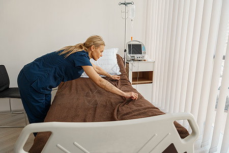 医疗护士 为医院病房床准备枕头和毯子 以安慰病人临床技术诊所保健女性窗户药品女士按钮手术图片