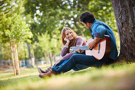 我爱你 就像一首情歌 快乐的年轻夫妇 在公园享受浪漫的一天图片