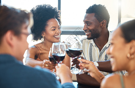在活动或餐厅与一群有趣的人一起举杯庆祝友谊 庆祝和豪华葡萄酒 结识和交谈 快乐 多元化的朋友享受品酒和美食 庆祝好消息图片