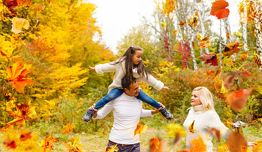 家庭在秋天公园散步 落落落的落树叶乐趣女孩童年父母金发婴儿树木森林女士孩子图片