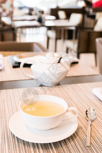 五点在餐馆里吃青草药茶飞碟茶壶时间茶叶菜单草本植物饮料饮食花园桌子图片