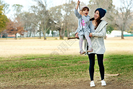公园是他们在一起最开心的地方 一个母亲把她的女儿推到公园的秋千上 (笑声)图片