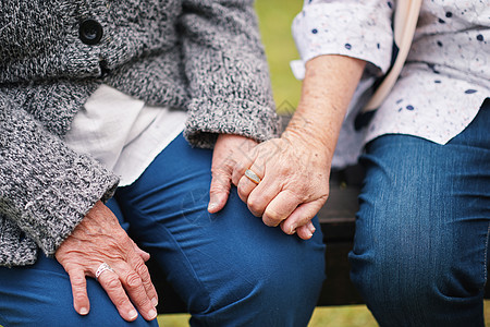 两名坐在公园板凳上 手握双手的老年妇女 享受退休快乐长寿的朋友生活喜悦皱纹奶奶女士幸福感情头发朋友们祖母图片