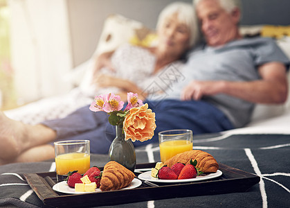 对身体说早安 吃早餐 一张早餐盘子放在床边 背景模糊的一对情侣床上图片