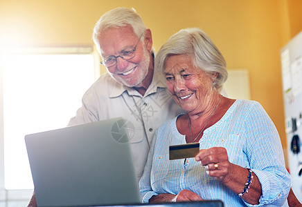 高龄夫妇在家里用笔记本电脑和信用卡一起玩弄家常便饭 在技术上帮了点小忙图片