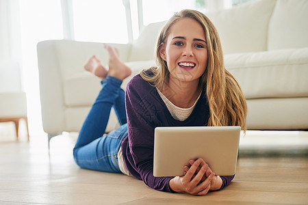你该看看我的博客 一位迷人的年轻女性用平板电脑躺在家里的地板上时所画的肖像 (笑声)图片