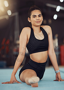 健身锻炼前的舞蹈或体操伸展运动 运动健康锻炼和分体训练 在体育馆进行体育表演或比赛前 年轻女子体操运动员或舞者的肖像图片