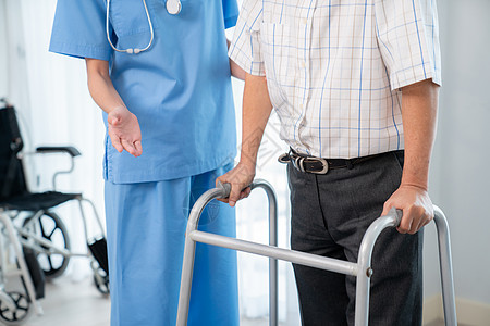 理疗师协助她满足的高级病人用折叠行走器护士老年病物理退休卫生保健疗养医疗医学长老图片