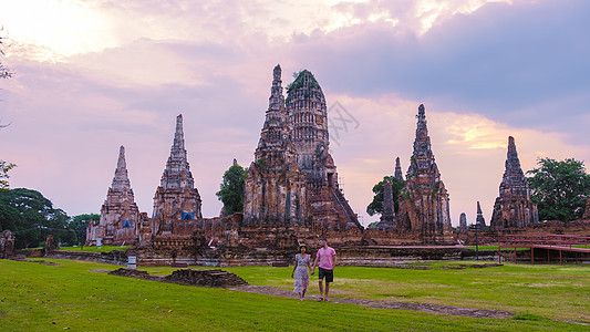 日落时戴帽子的男男女女游客在泰国访问泰国Ayutthaya艺术旅行宗教建筑公园历史性城市废墟建筑学女性图片