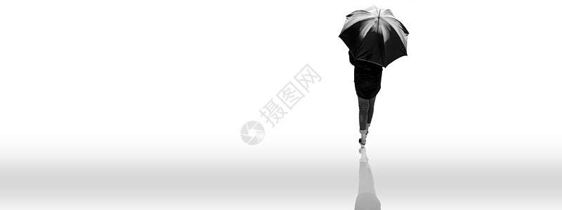 一位身穿黑色衬衫和蓝色牛仔裤的女士背着一把与白色隔离的黑色雨伞行走 拿着黑色雨伞行走的女士被白色隔离的镜头图片