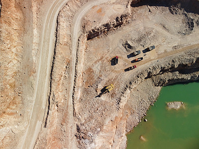 工业露天采矿采石场的鸟瞰图 有许多机械在工作为金属工业提取熔剂 椭圆形采矿工业火山口 岩石中的酸性矿井排水悬崖环境假期萃取蓝色资图片