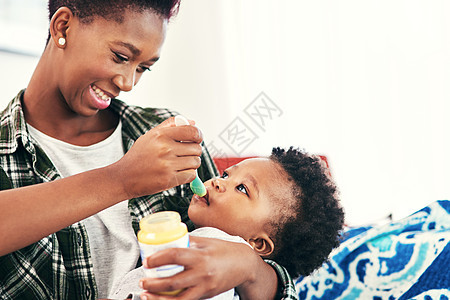 语言无法表达新生活的喜悦 一个母亲喂养她的小男孩图片