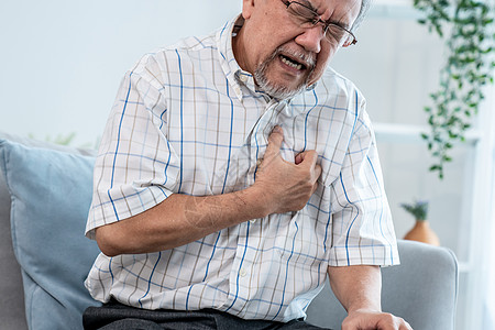 一个痛苦的老人 患上胸痛或心脏病发作保健品成人老年病护理药品服务心脏病学保健卫生攻击图片