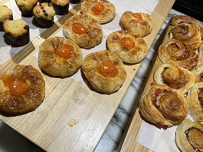 盛满杏子和桃果酱的鲜烤甜面糊糕饼水果美食面包早餐果味糖果食物甜点系列黄油图片