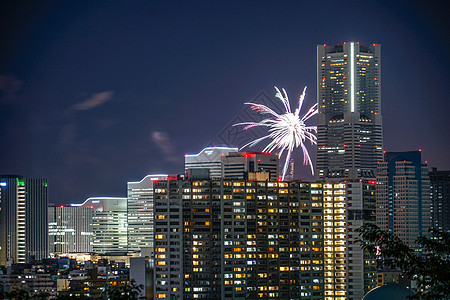 Minato米拉伊市和烟火星空夜景摩天大楼住宅皇后建筑烟花建筑群商业夜空图片