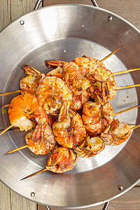 木柴叉 虾肉串上的大虾小吃动物香菜甲壳美食烤串烧烤海鲜油炸贝类图片