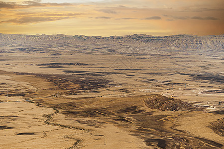 世界上最大的 从北部环绕它的高岩石悬崖边缘看到 Ramon 自然保护区 Negev 沙漠 以色列远足陨石游客荒野风景旅游石头内盖图片