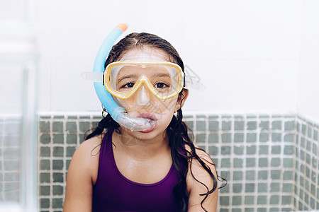 浴缸里有鼻水护目镜的小女孩图片